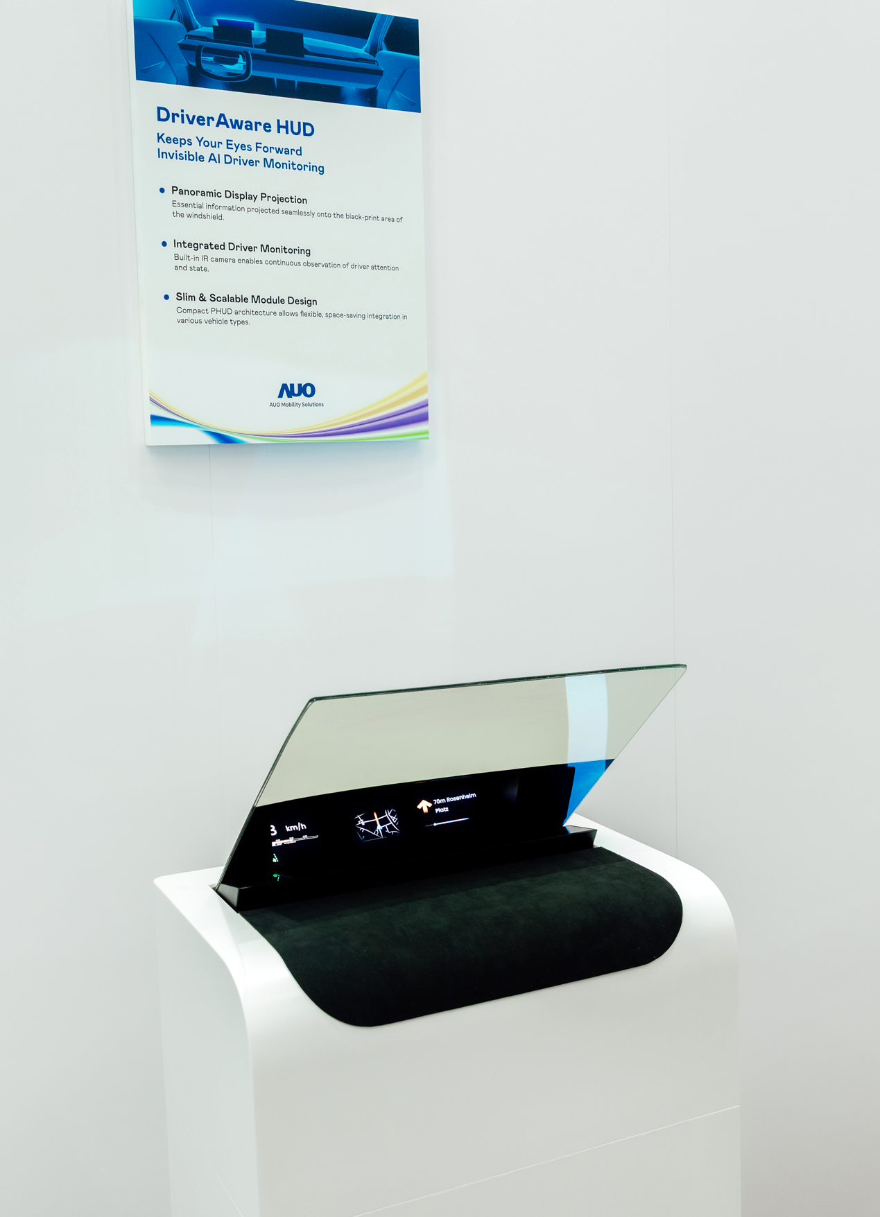 DriverAware HUD结合抬头显示器与隐藏式红外线摄影机，将车速、导航及警示讯息投影于挡风玻璃上，完美对齐驾驶目不离路的视线，同时，透过AI 监控驾驶注意力以提升安全性。